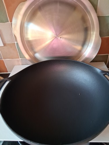 Weber cast iron large wok - 14",
